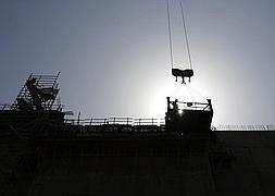 Un trabajador en una plataforma de construcción en las obras del Canal de Panamá. / Afp