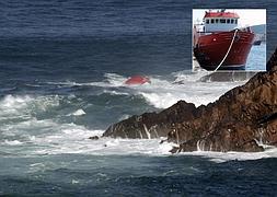 La proa del pesquero 'Santa Ana', hundido frente al Cabo Peñas. / Foto: Efe | Vídeo: Marieta