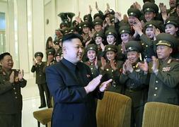 Militares norcoreanos aplauden en un acto a Kim Jong-un. / Foto: EFE