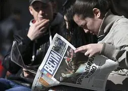 Una mujer lee el periódico con el titular 'Crimea elige a Rusia'. / Foto: Reuters | Vídeo: Atlas