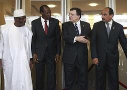 Durao Barroso, junto a los presidentes de Malí, Burkina Faso, el de la Unión Africana y el de Mauritania. / Olivier Hoslet (Efe)