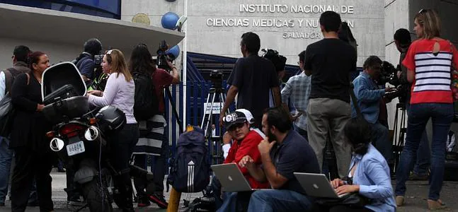 Decenas de periodistas hacen guardia frente al hospital mexicano donde está ingresado el escritor. / Efe