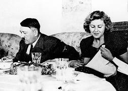 Adolf Hitler y Eva Braun, durante una cena. / Ap