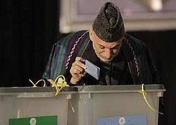 El presidente afgano, Hamid Karzai, deposita su voto. / Foto: S. Sabawoon (Efe) | Vídeo: Atlas