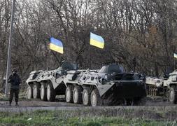 Soldados ucranianos en las inmediaciones del aeródromo de Kramatorsk./ Afp | V. Carrasco