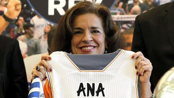 Ana Botella posa con una camiseta del Real Madrid.