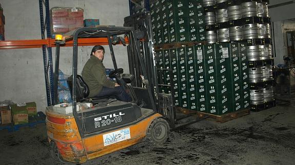 Un trabajador autónomo conduce un vehículo.