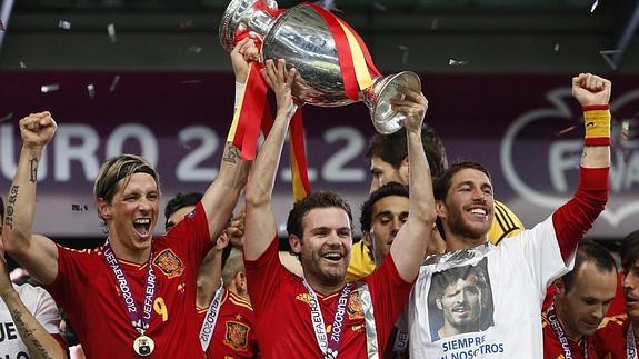 Torres, Mata y Ramos celebran la Eurocopa de 2012. 