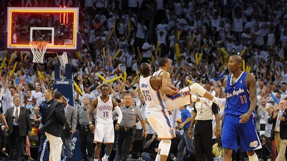 Los jugadores de los Thunder celebran el triunfo. 