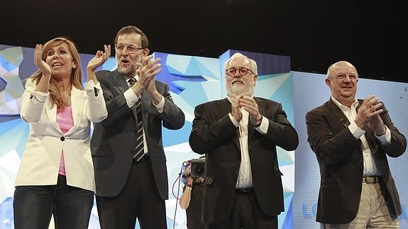 Rajoy, junto a Alicia Sánchez-Camacho, Miquel Árias Cañete y Santiago Fisas, del PPC. 