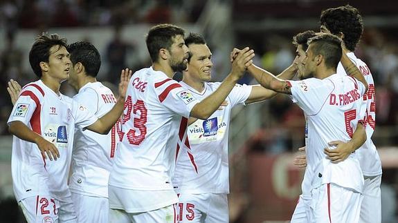 El Sevilla golea con facilidad al Elche