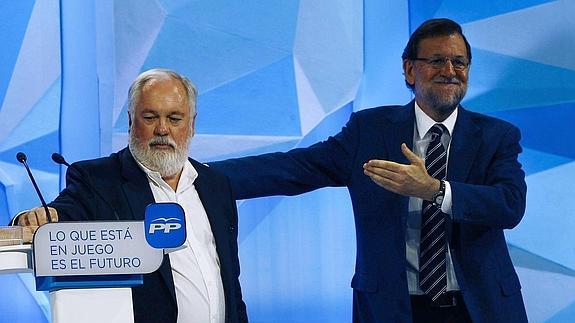 Rajoy, junto a Cañete, en Barcelona.