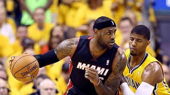 LeBron James, defendido por Paul George. 