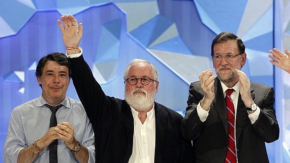 Miguel Arias Cañete saluda en presencia de Mariano Rajoy. 