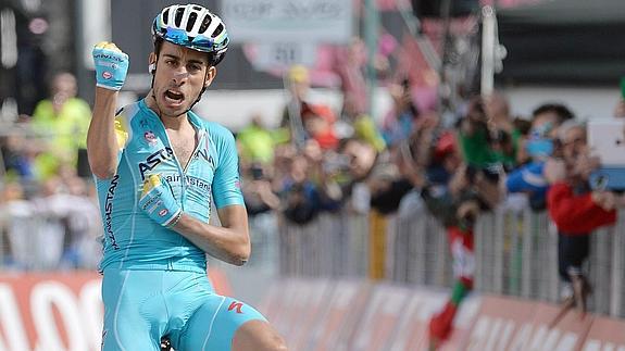 Fabio Aru celebra su triunfo de etapa. 