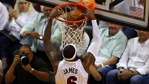 LeBron James machaca el aro. 