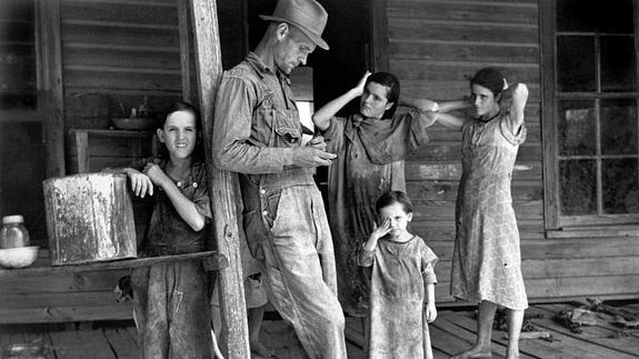 Floyd Burroughs, junto a los niños de la familia Tingle en Alabama.  
