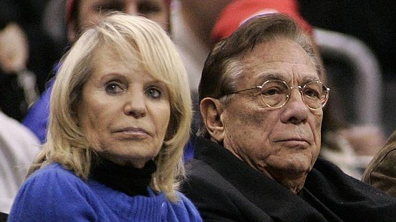 Shelly Sterling (i) y Donald Sterling (d), vendedores de los Clippers.