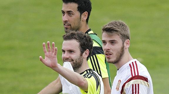 David de Gea (d), junto a sus compañeros de la selección Mata y Busquets. 