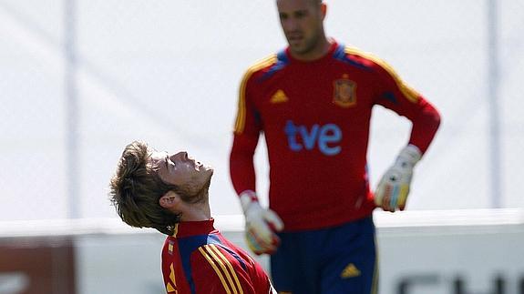 De Gea, con Reina al fondo, en un entrenamiento de la selección.