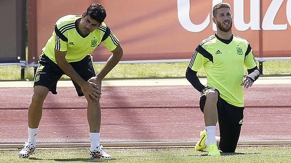 Costa (i) y Ramos, en un entrenamiento.  