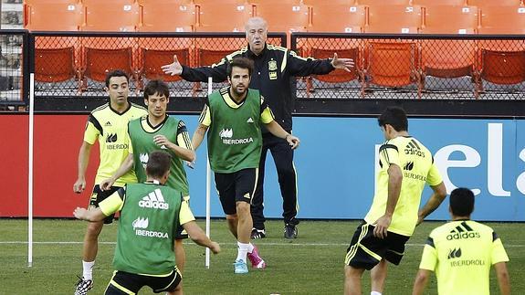 Del Bosque dirige un entrenamiento. 