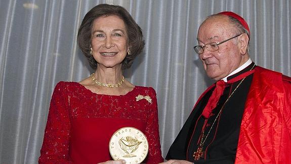 La Reina Sofía recibe el galardón 'Path to Peace'. 