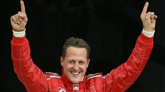 Schumacher alza los brazos en señal de victoria.