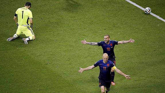 Casillas, sobre el cesped durante la celebración de un gol de Holanda.