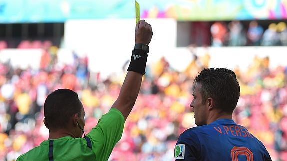 Van Persie, amonestado durante el partido ante Australia. 