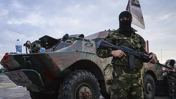 Milicianos prorrusos mientras vigilan un puesto de control cerca de la localidad de Kalivka