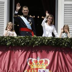 Felipe VI, emocionado y con la mano en el corazón en señal de agradecimiento, saluda a su pueblo desde el balcón del Palacio Real.  