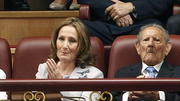 La madre de la Reina Letizia, Paloma Rocasolano (c) y su abuelo materno, el nonagenario Francisco Rocasolano