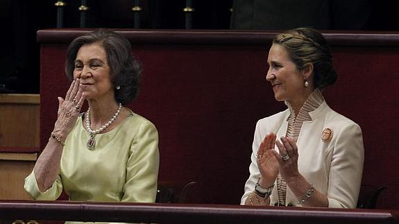 La Reina Sofía, junto a su hija Elena en el acto de proclamación. 