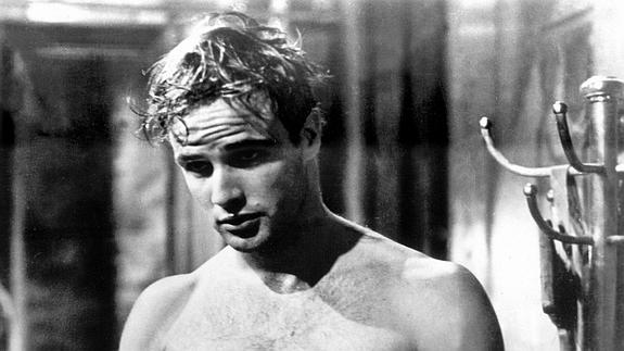 El actor Marlon Brando en un fotograma de la película 'Un tranvía llamado deseo'