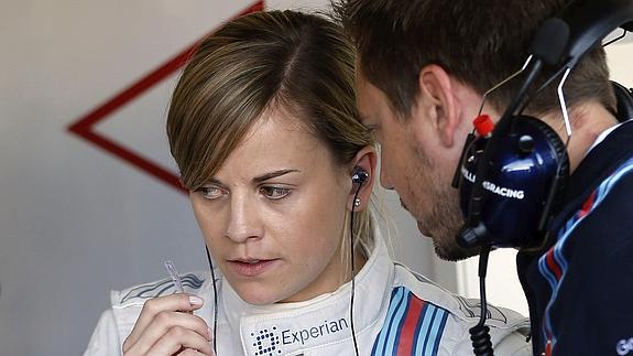 Susie Wolff charla con un técnico de su equipo. 