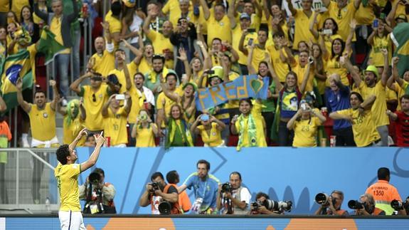 El brasileño Fred celebra un gol ante su afición. 