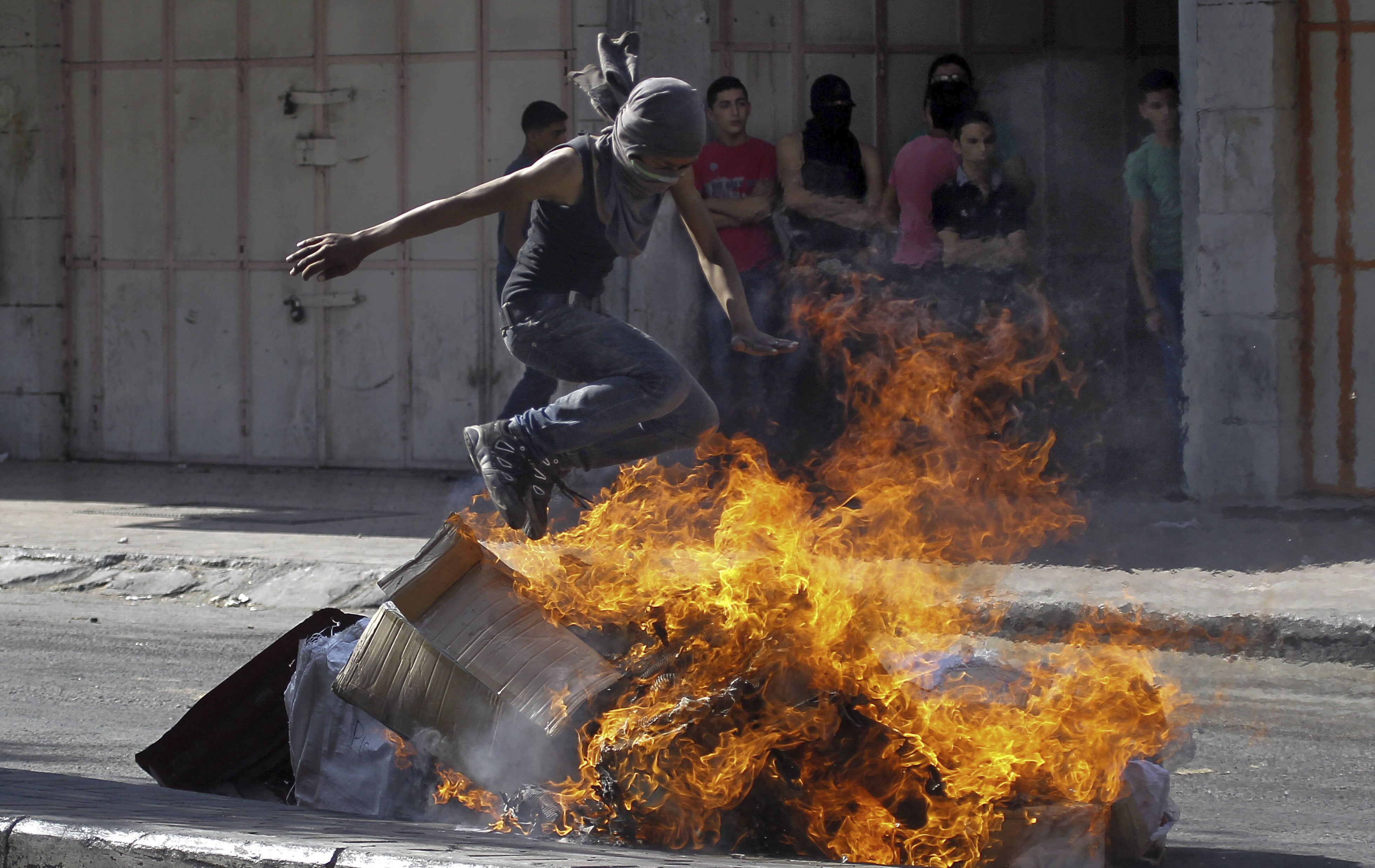 Palestinos se enfrentan a soldados israelíes en Hebrón. 