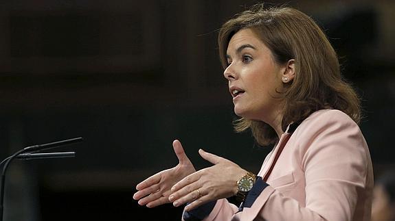 La vicepresidenta del Gobierno, Soraya Sáenz de Santamaría, durante su intervención hoy en el pleno del Congreso de los Diputados./ 