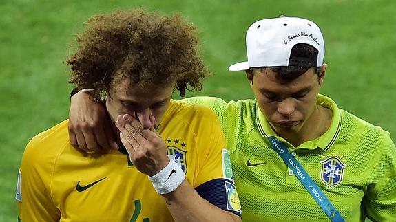David Luiz y Thiago Silva abandonan el campo tras caer derrotados ante Brasil. 