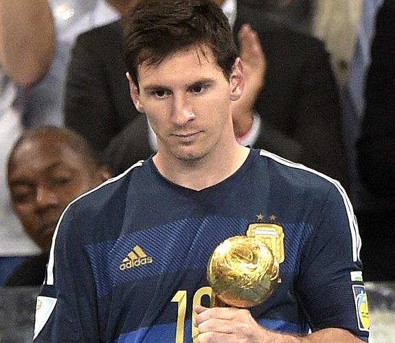 Messi recogió visiblemente contrariado el Balón de Oro del Mundial. 