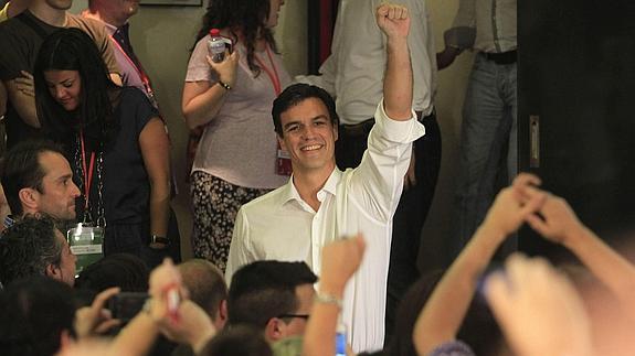 Pedro Sánchez saluda tras ganar la consulta entre las bases del PSOE para ser el nuevo secretario general de los socialistas. 