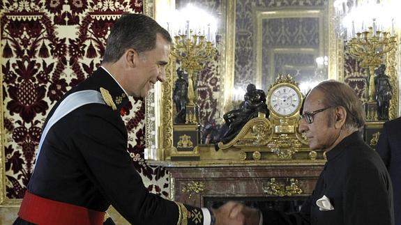 Felipe VI, con el embajador de Pakistan.