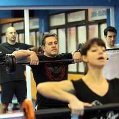 Una clase de 'body pump' en un gimnasio.