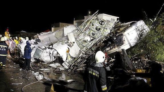 Restos del avión tras el accidente.