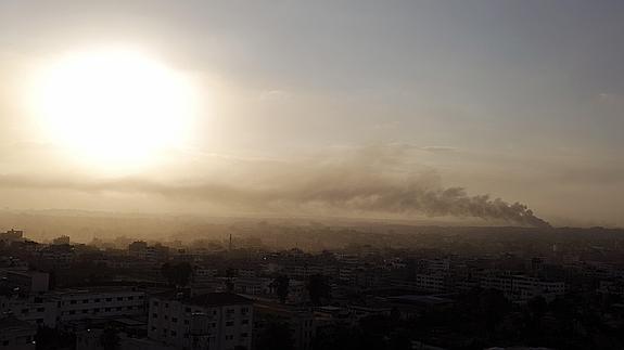 Columna de humo sobre la ciudad de Gaza. 