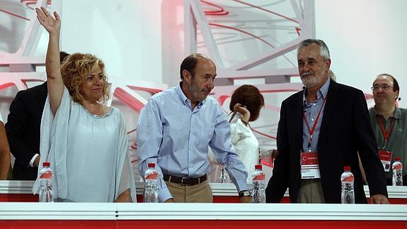 El secretario general saliente del PSOE, Alfredo Pérez Rubalcaba (2d), acompañado de Patxi López, Elena Valenciano y José Antonio Griñán (i a d), al inicio del congreso federal extraordinario. 