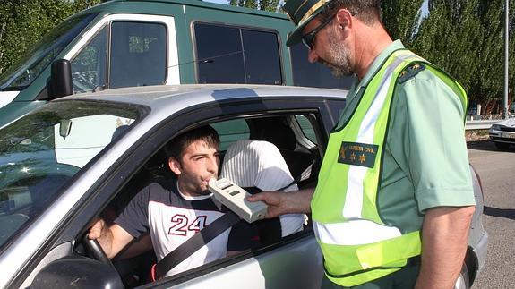 Un agente realiza un control de alcoholemia a un conductor. 