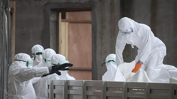 Personal sanitario con trajes de protección en Liberia.