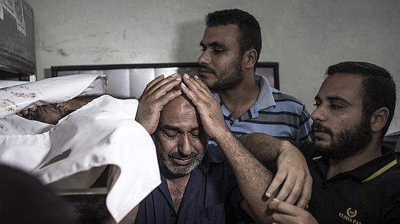Un palestino llora después de ver a un familiar en el depósito de cadáveres del hospital de Kamal Adwan. 